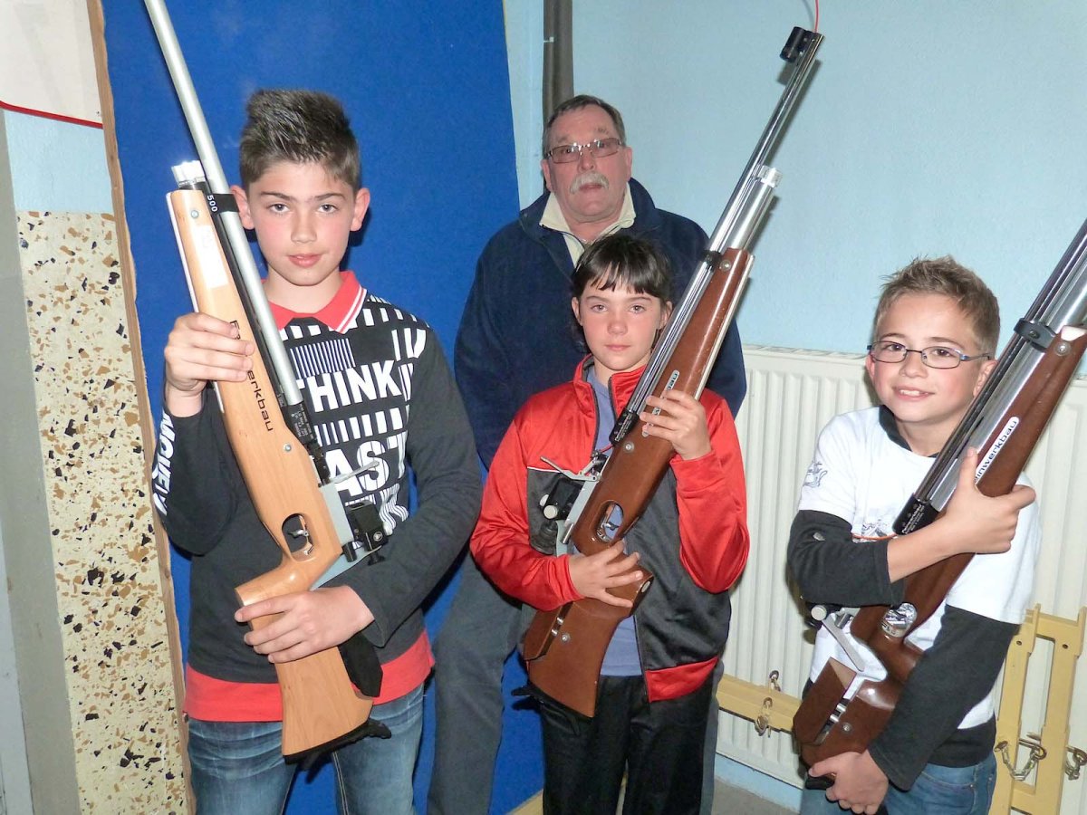 STC les gamins Ecoles de Tir 2014 Pierre PISSELOUP, Ludivine CHAPUIS, Tom DUREUILet leur entraîneur Norbert BIECHY
