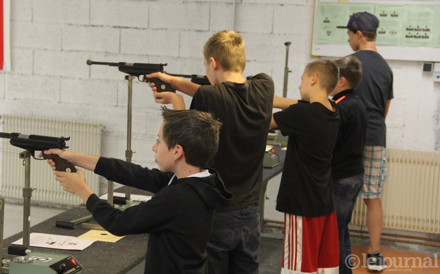 Le tir sportif semble plaire aux jeunes qui se déplacent en nombre au stand du Gros Chaillot. Photo Jean-Claude Pierrat (CLP)